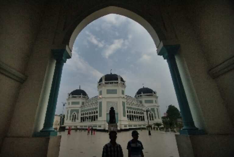 masjid raya al mashun medan sumatra utara 161121162609 931 768x514