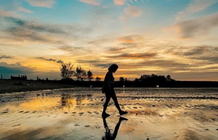 wisata pantai sri mersing2 768x494