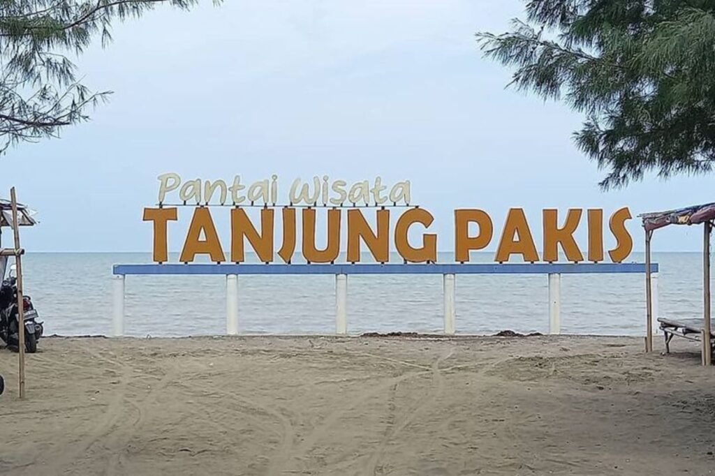 pantai tanjung pakis 1 1024x682