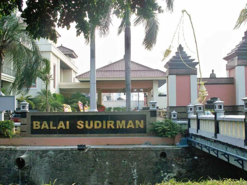 balai sudirman   panoramio 2048x1536 1 1024x768