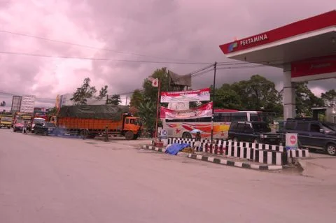 pembatasan bbm akibatkan antrean panjang di spbu bwn thumb