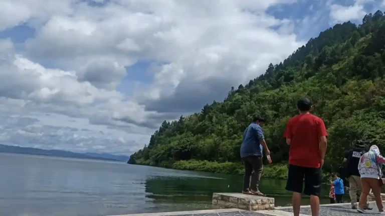 suasana pantai simanjuntak yang berada di desa meat 768x432