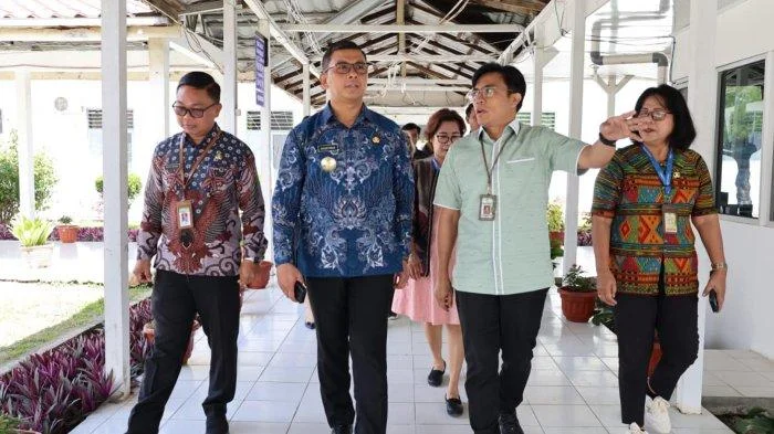 tinjau pelayanan kesehatan di rsud porsea pjs bupati toba tingkatkan terus mutu layanannya