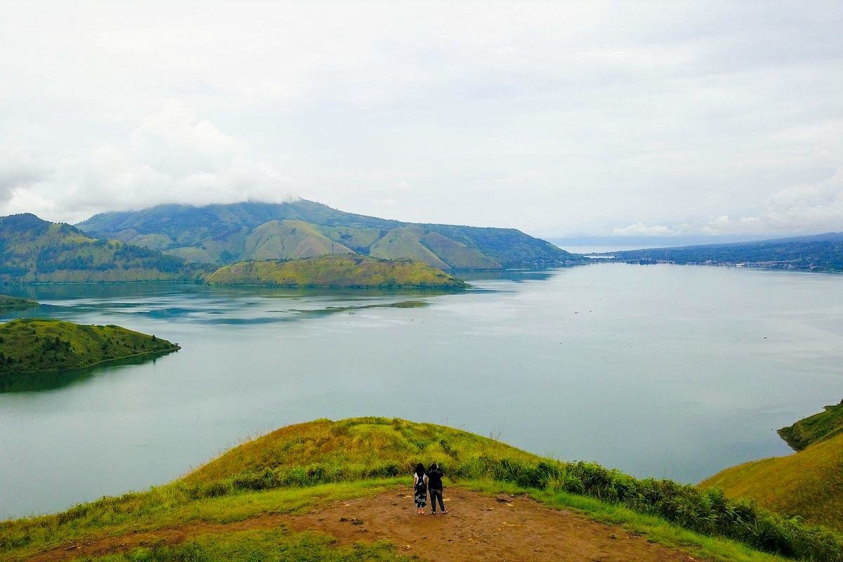 Ilustrasi panorama Danau Toba; foto tidak menunjukkan kondisi cuaca atau akses terkini.