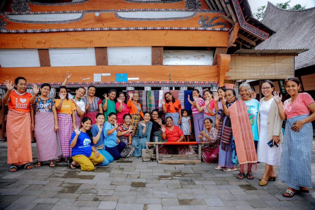 foto ketua dekrasnada kunjungi kampung ulos samosir 9 2048x1366 1 1024x683